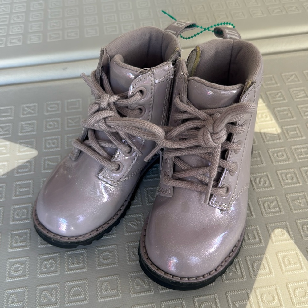 LIKE NEW UGG Ryann Boot - Lilac Glittery Patent Girls Boots, sz8T /25EU